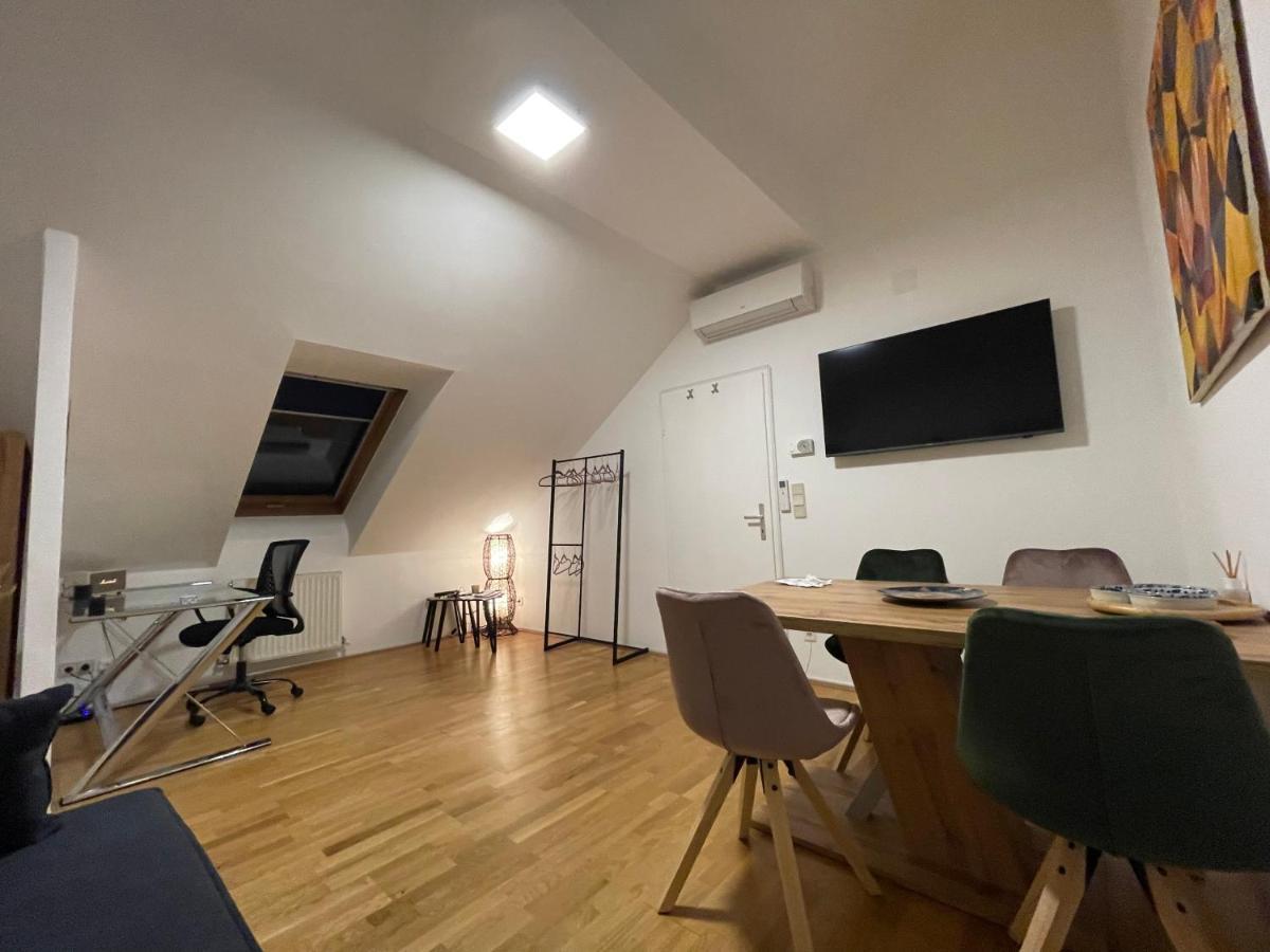 Klimatisiertes, Ruhiges Dachgeschoss Cityapartment Im Zentrum Wiens Esterno foto